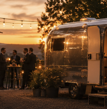 Silberner Airstream bei einem Meet Great bei schönem Sonnenuntergang